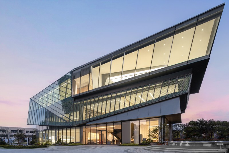 KRIS LIN INTERNATIONAL DESIGN - The Crystal Clubhouse