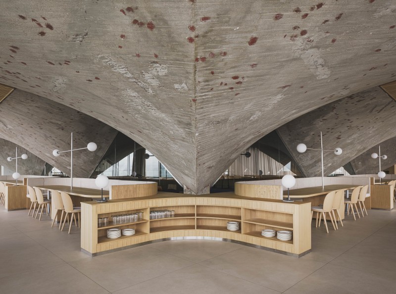 Zooco Estudio - RESTAURANT MMC, BRUTALISM OVER THE SEA
