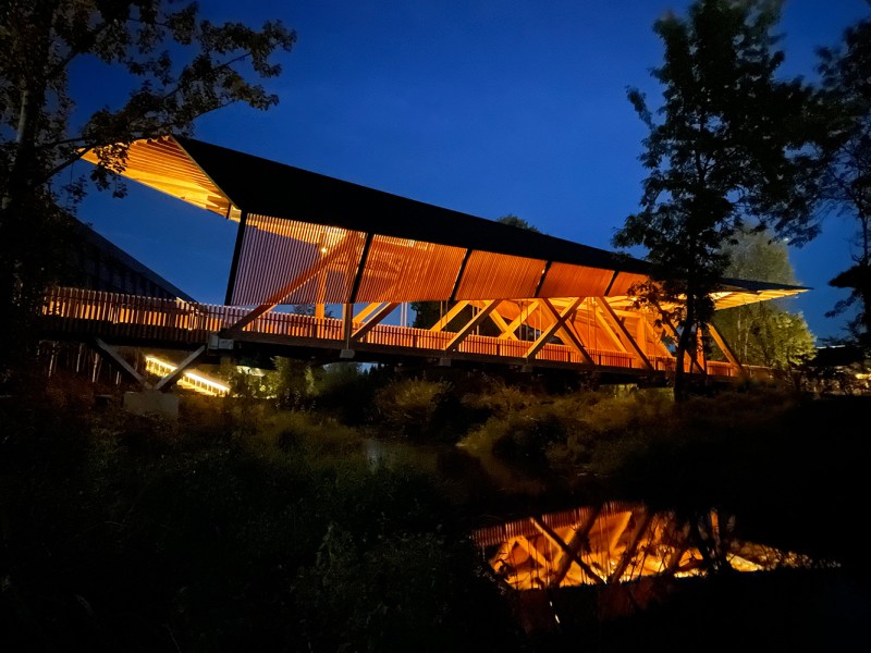 PLACE - NIKE Shoe Dog Bridge