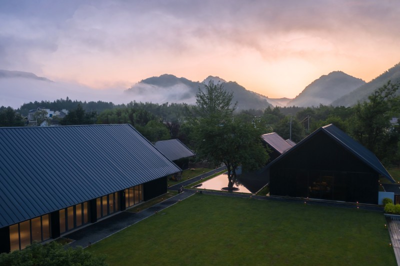 Xichun Dai - Mountain Lake Hidden Hotel