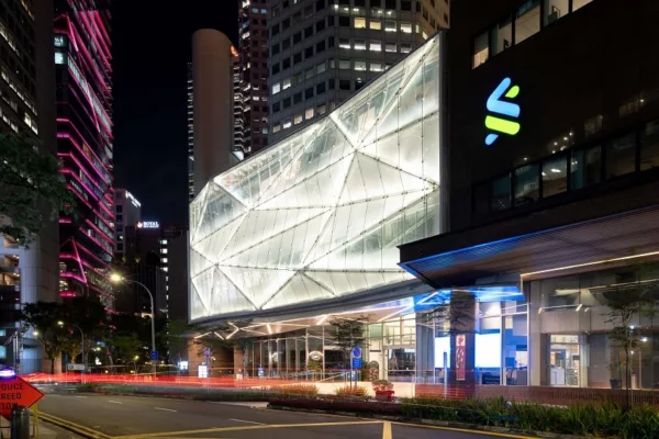 Exterior view of 6 Battery Road, a project by one of the top architecture firms in Singapore, with its tessellated glass façade.
