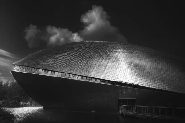 Black-and-white photo of Universum by Anna Wacker